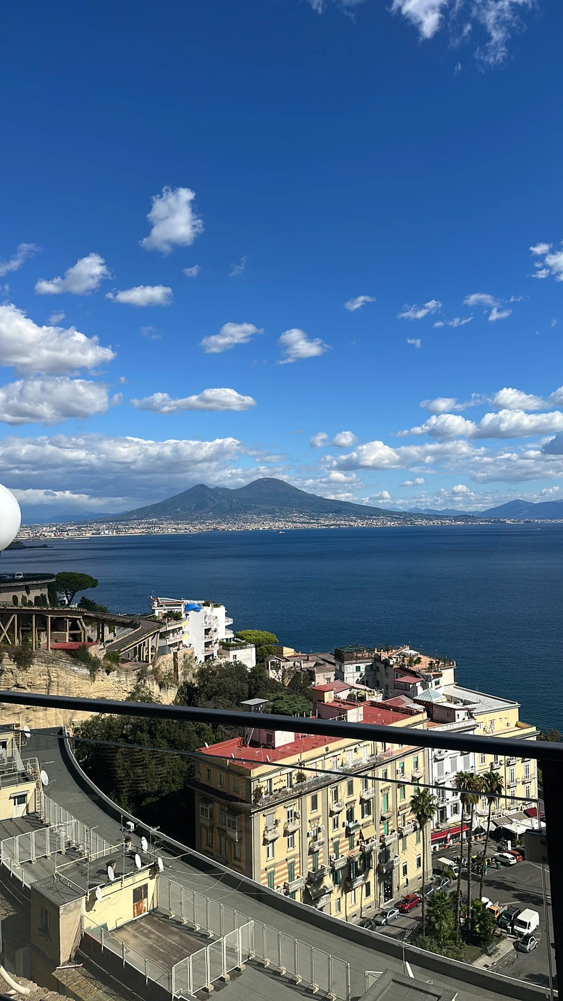 Отличная девушка, открытая, добродушная со знанием истории и местной жизни!