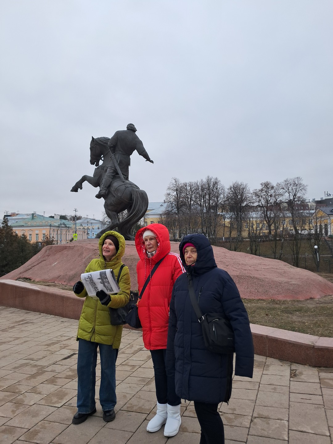 Экскурсовод Инна прекрасно знает свой город, все его укромные уютные дворики и закоулочки, его многовековую историю,