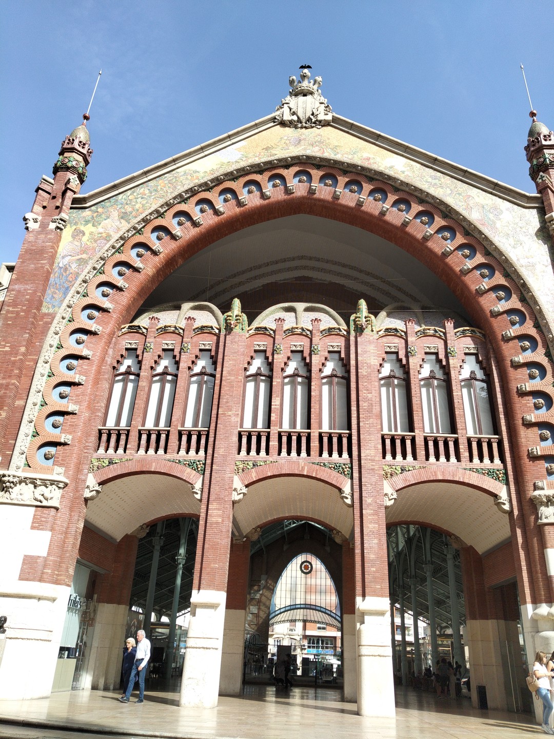 Очень люблю модерн, было интересно посмотреть, как он реализован в Валенсии. Экскурсия насыщенная и интересная, увидели