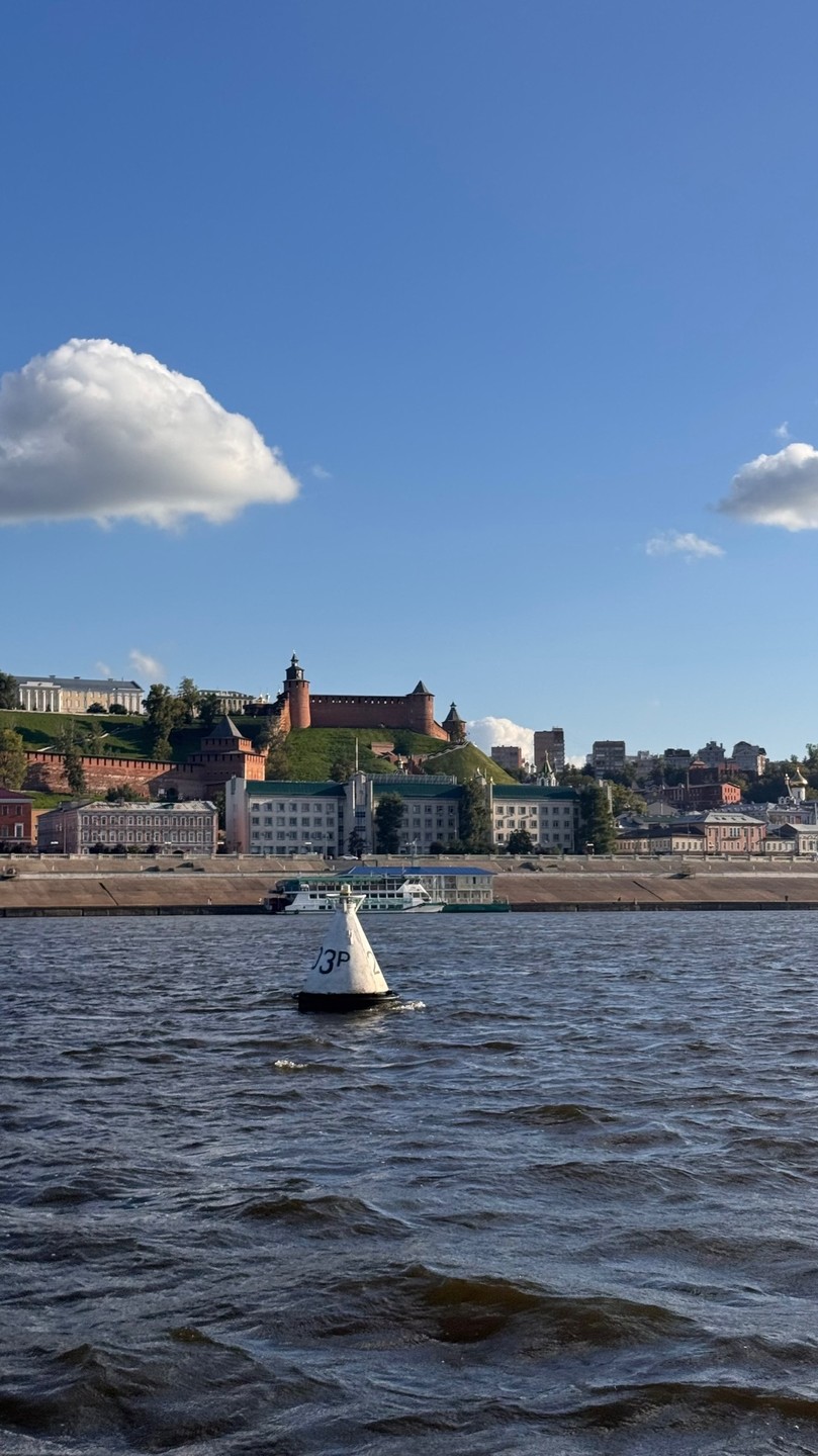 Нам удалось посмотреть Нижний Новгород с воды, это было очень красиво.
