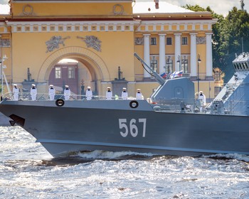 Свободный день: просмотр парада, участие в празднике