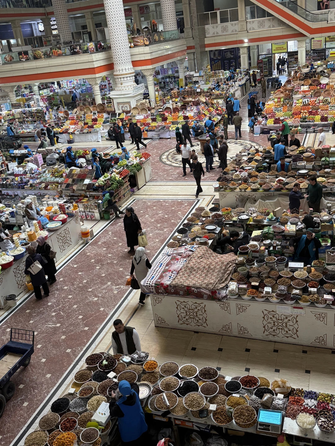 Вчера были на экскурсии с Шарифджоном и остались довольны настолько, что поставили « отлично» на все семь вопросов