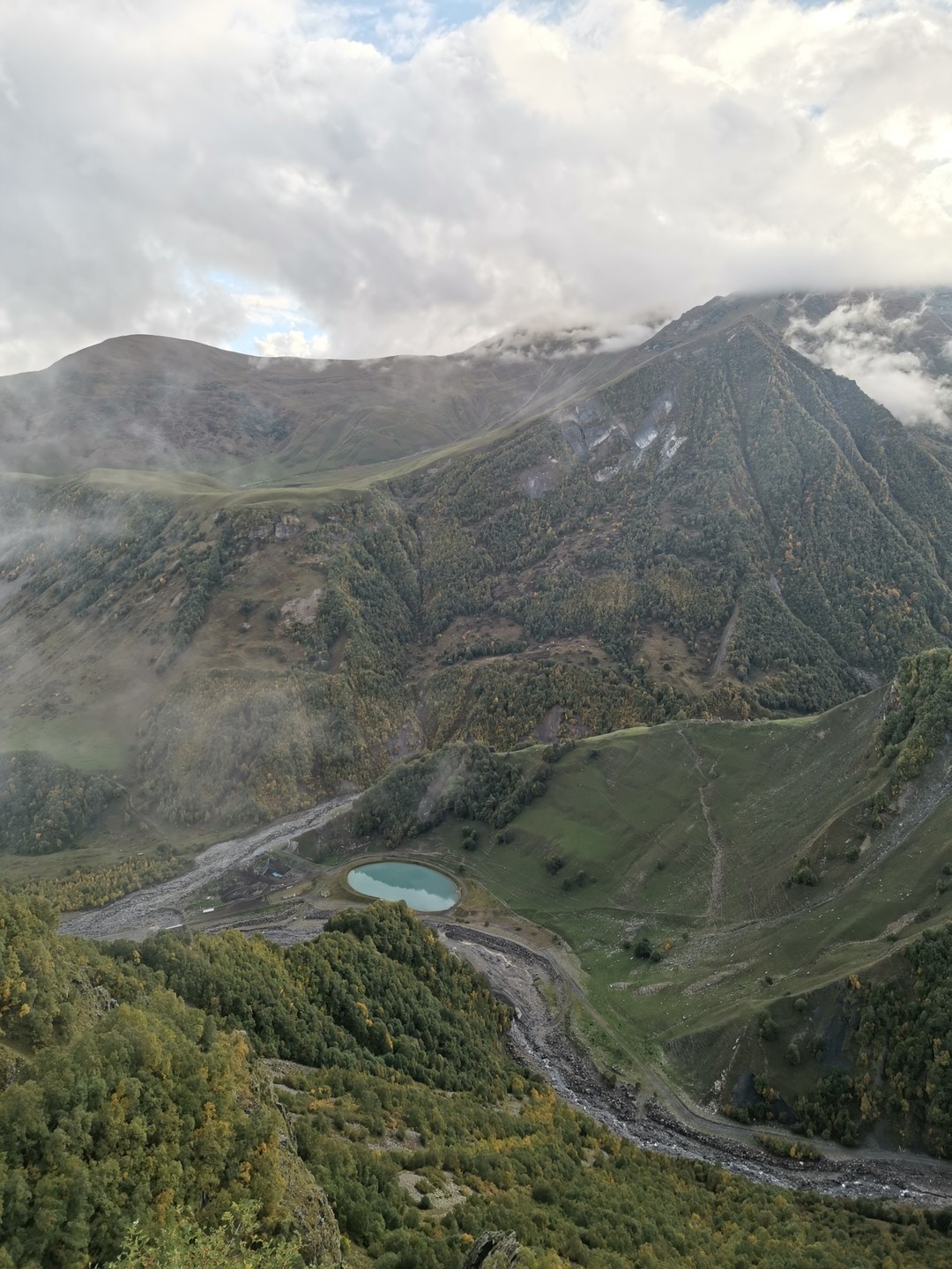 Экскурсия понравилась, горы прекрасны, локации интересны, гид рассказывала все на 2 языках, русский и английский. Мы