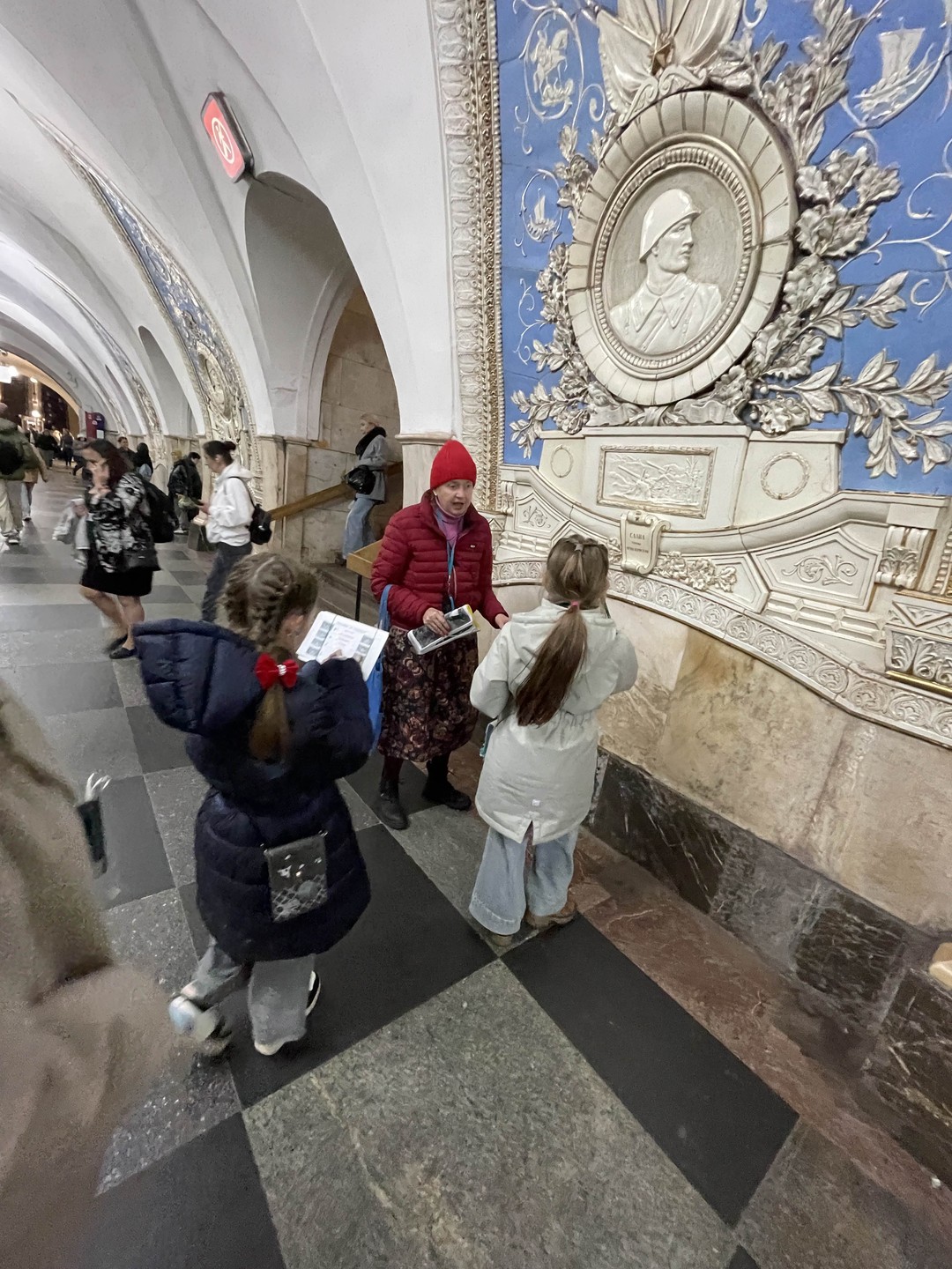 Спасибо большое Елене за очень интересную экскурсию! Мы узнали много нового не только о Московском метрополитене
