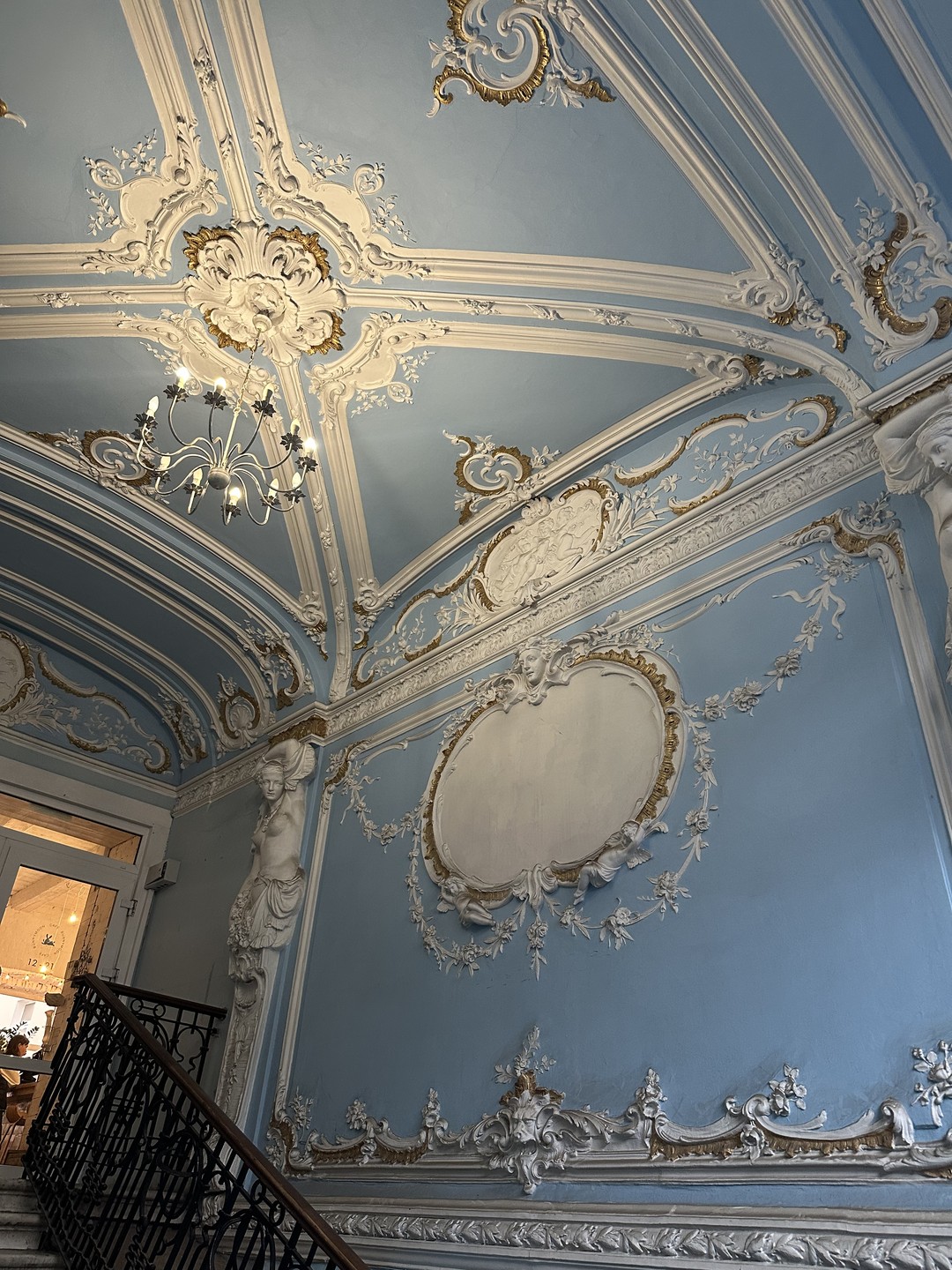 Доходные дома, дворы-колодцы и парадные лестницы (Анна)