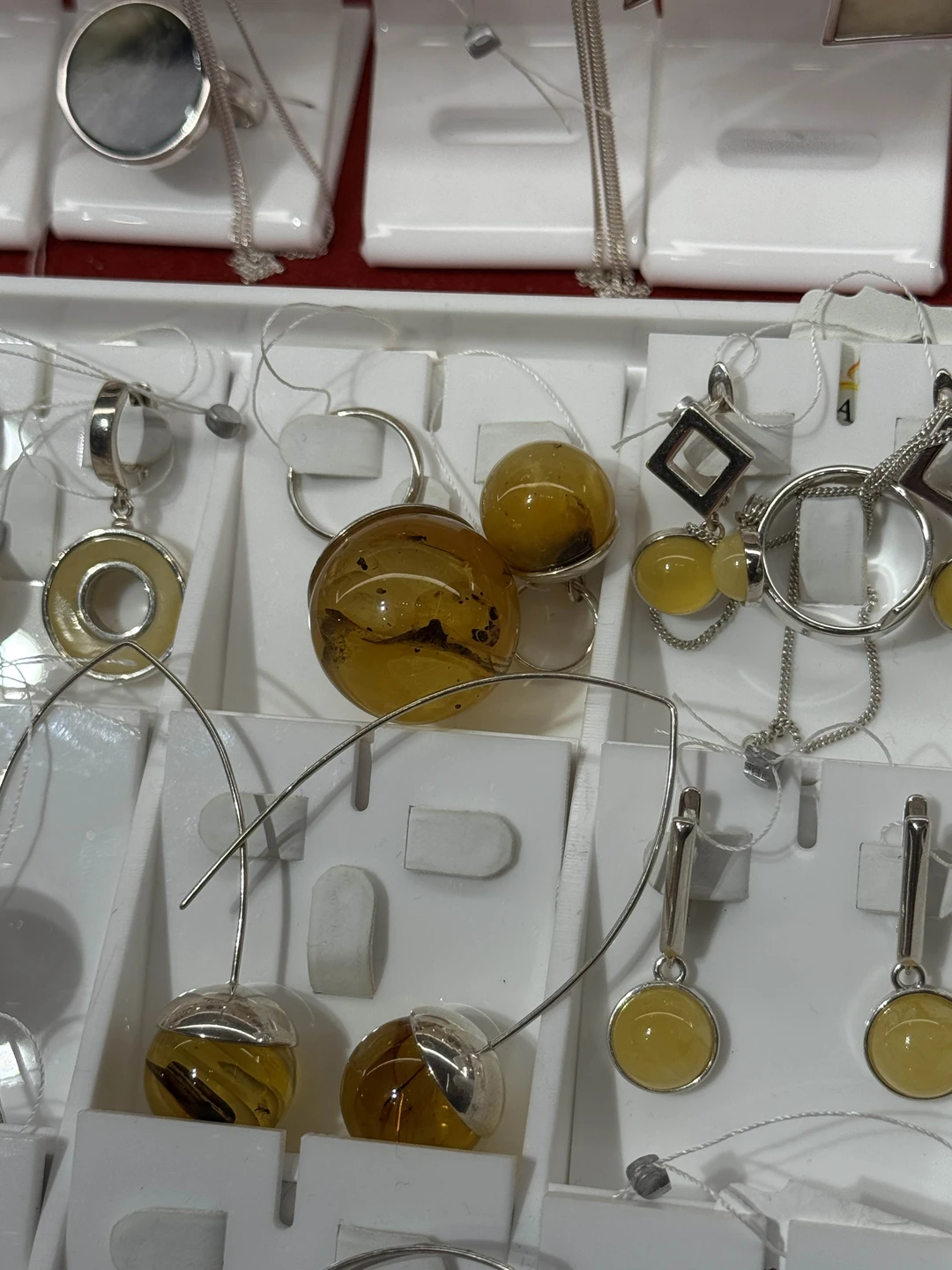 Экскурсия проходила на комфортном автобусе, что немаловажно окна были чистые, что дало возможность сделать красивые фотографии, даже через окно