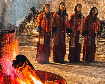 Святыни, рисовые поля, ужин с танцами и песнями