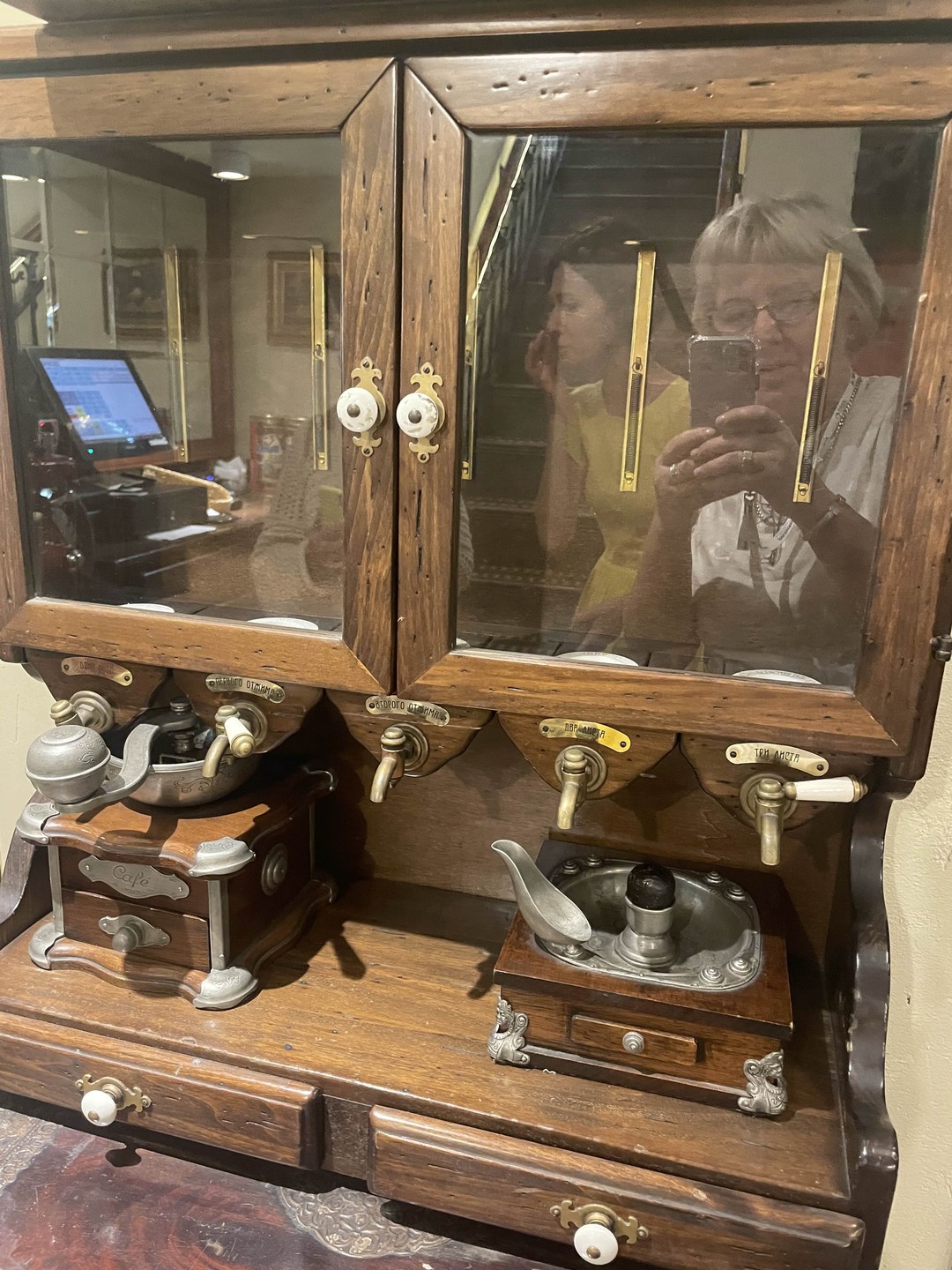 Гид Марина увлеченный своим делом профессионал. В восторге от экскурсии. Елисеевский- это просто шедевр русского зодчества,