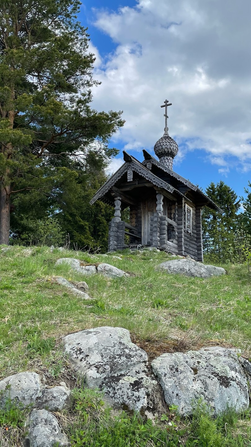 Нашим экскурсоводом-водителем был Вадим Седов. Это мастер своей профессии, любящий и знающий историю своего края, опытный