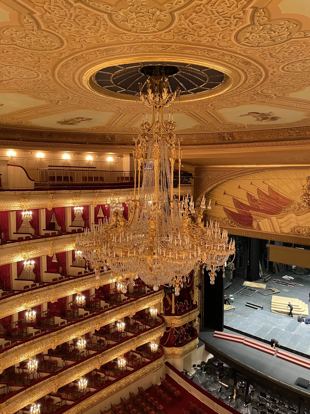 Мы бы хотели поблагодарить нашу экскурсовода Александру. Нам она очень понравилась, своим добродушием, любовью к театру