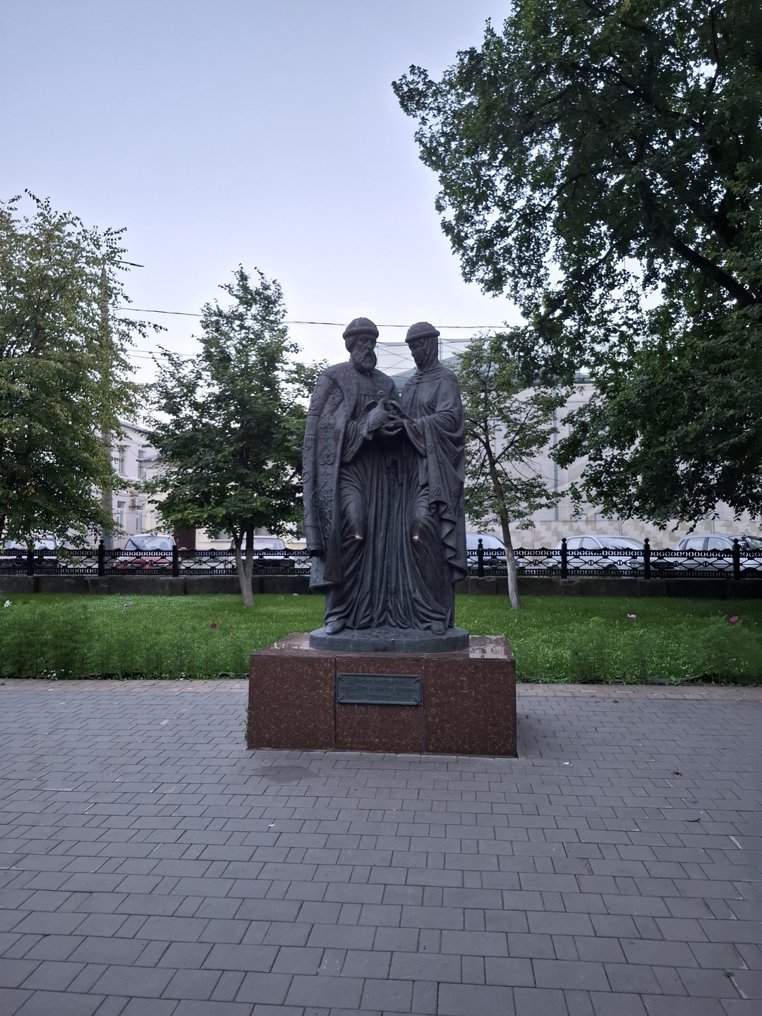 Добрый вечер! Наш экскурсовод рассказывала все чётко, интересно и понятным языком с лёгким юмором,что предало экскурсии