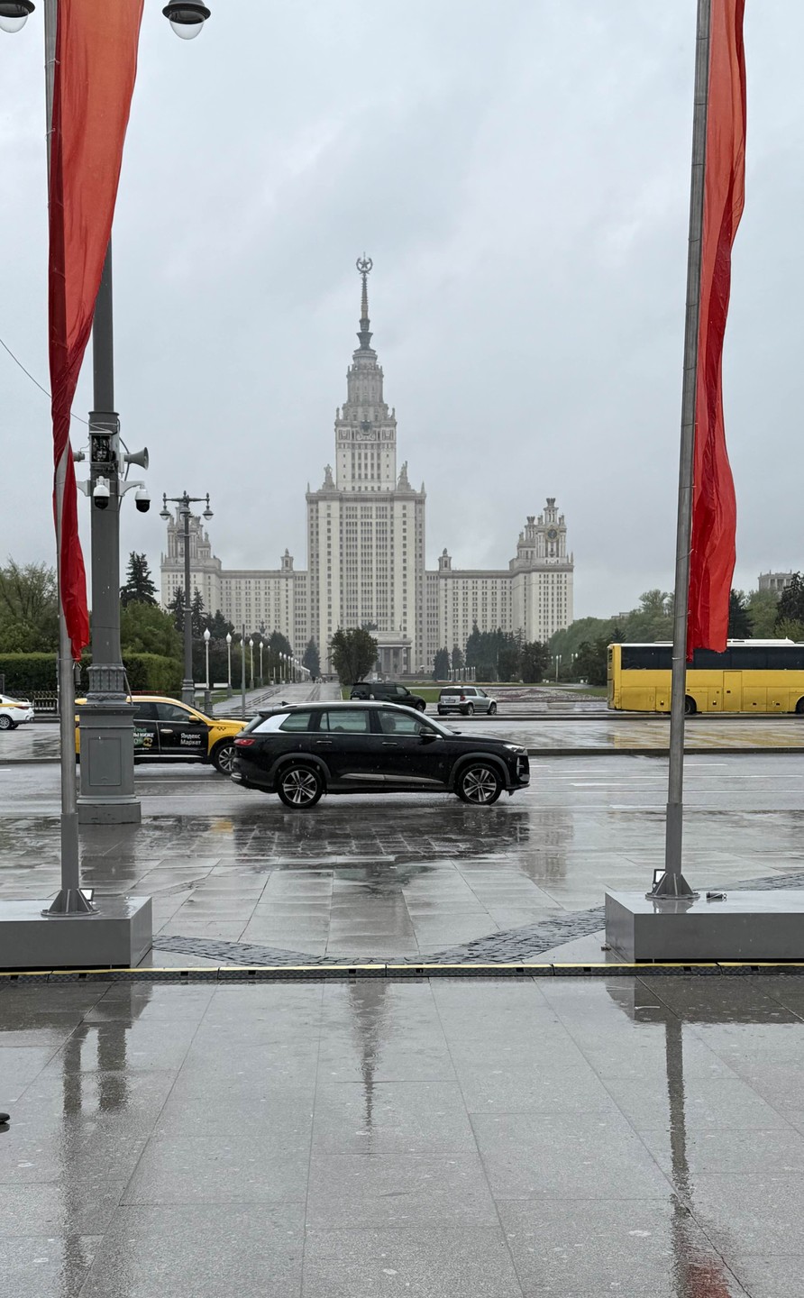 Приехали в Москву в дождливые праздничные выходные, пришлось поменять все планы на 100%. На день передавали