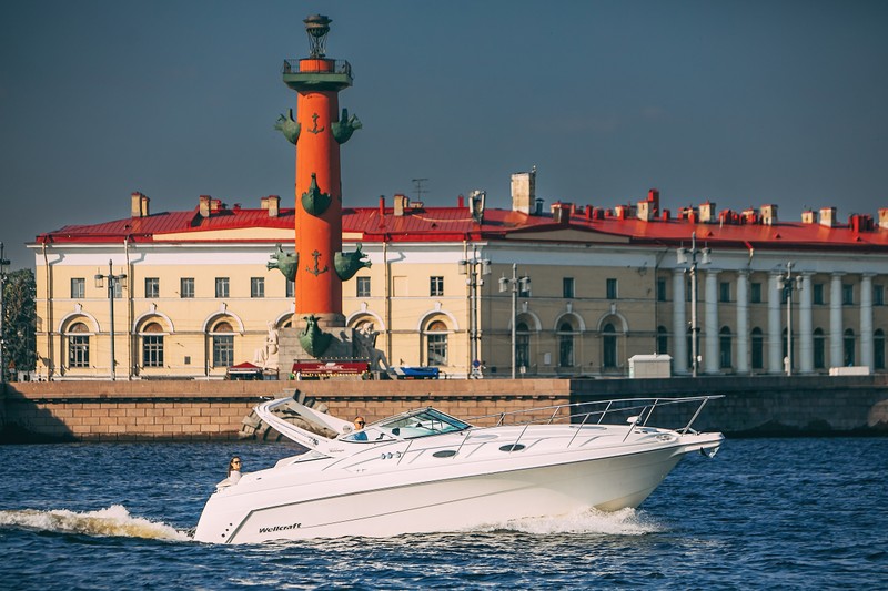 По Петербургу — на круизном катере