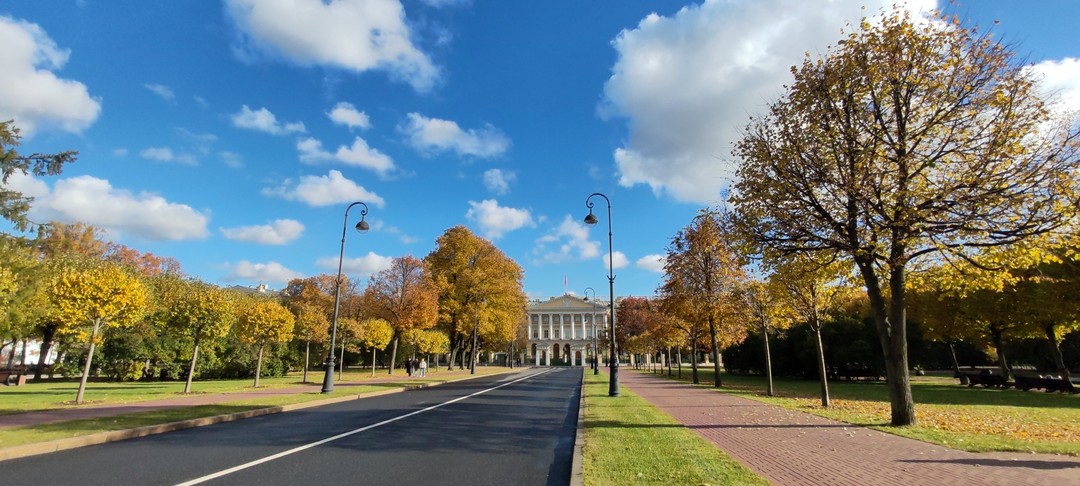 Смольный за 300 лет: от Смольного двора до убийства Кирова (Юлия)