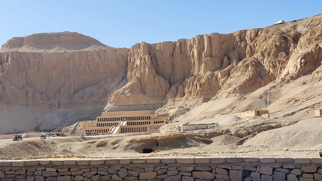 Нашим гидом был Мамдух, очень обоятельный и жизнерадостный человек. Несмотря на долгий путь и обширную программу с ним было легко и безопастно