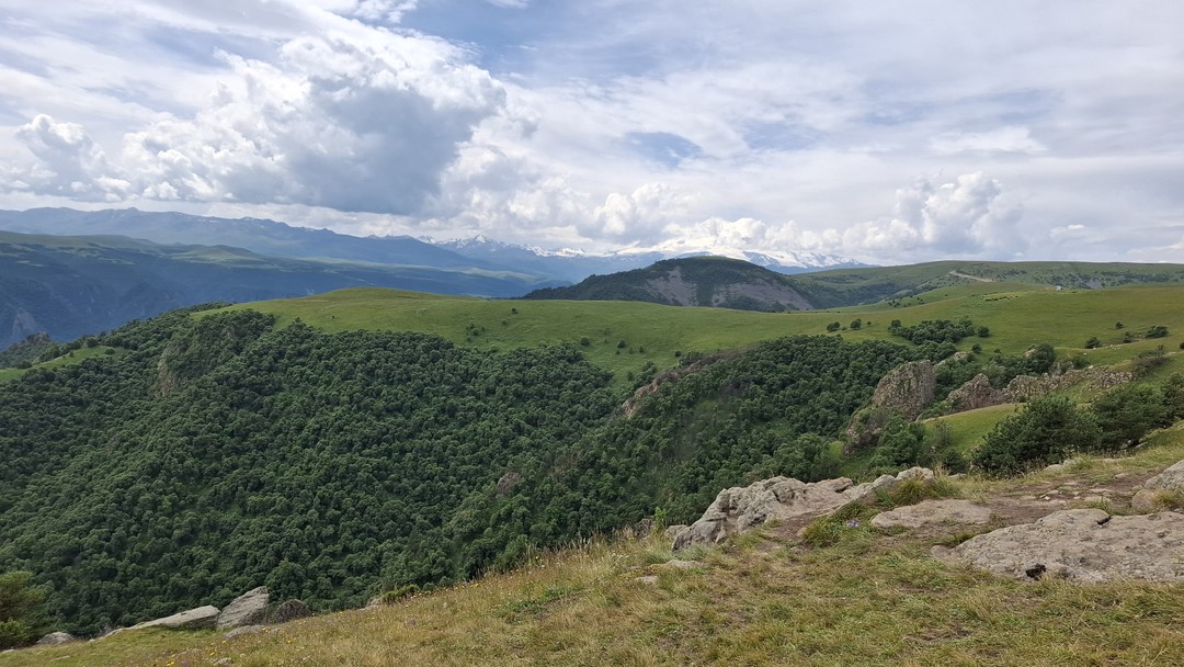Великолепная экскурсия, невероятно красивые места, отдельное спасибо мастерству водителя Сергея. Рекомендую от души. Под впечатлением даже