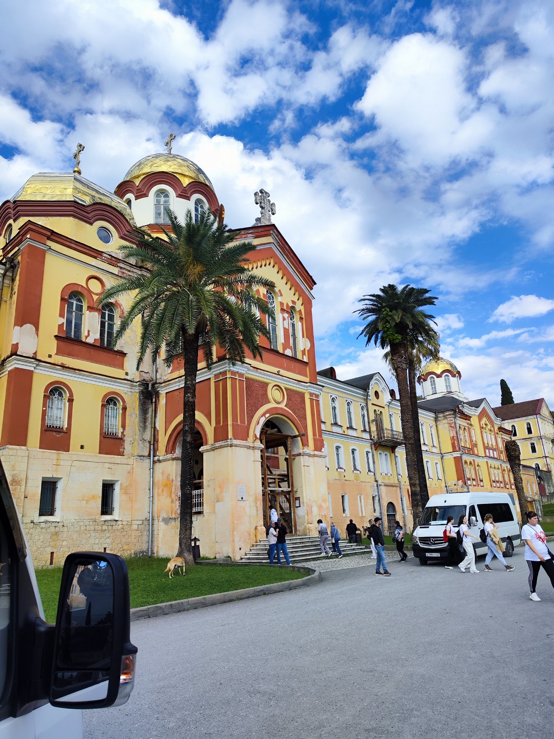Отличная экскурсия, прекрасный водитель, с чувством юмора 😉Гид был Юрий, знающий и интересный собеседник, отвечал на
