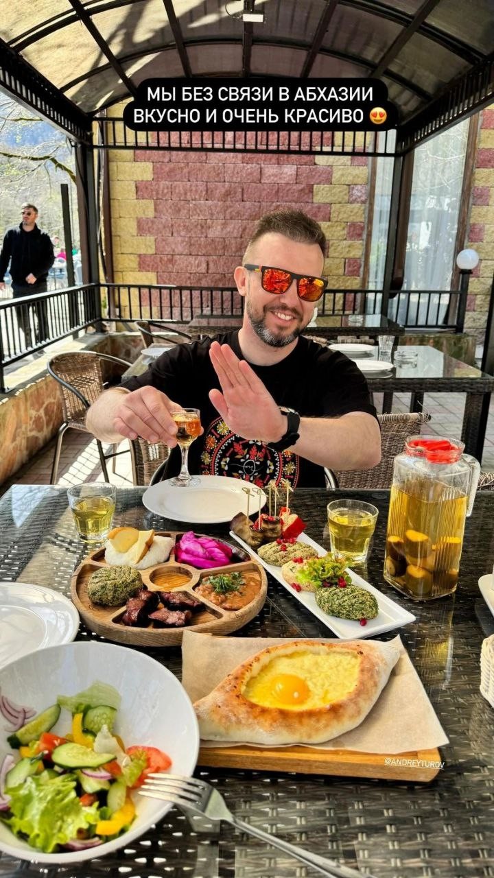 От команды Вовы с нами поехал Гид Дамей. Хотели максимально интересно посетить за 1 день Абхазию.