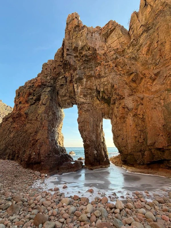 Провели прекрасный день на экскурсии. Несмотря на прохладную и ветреную погоду, Полине удалось сделать поездку насыщенной
