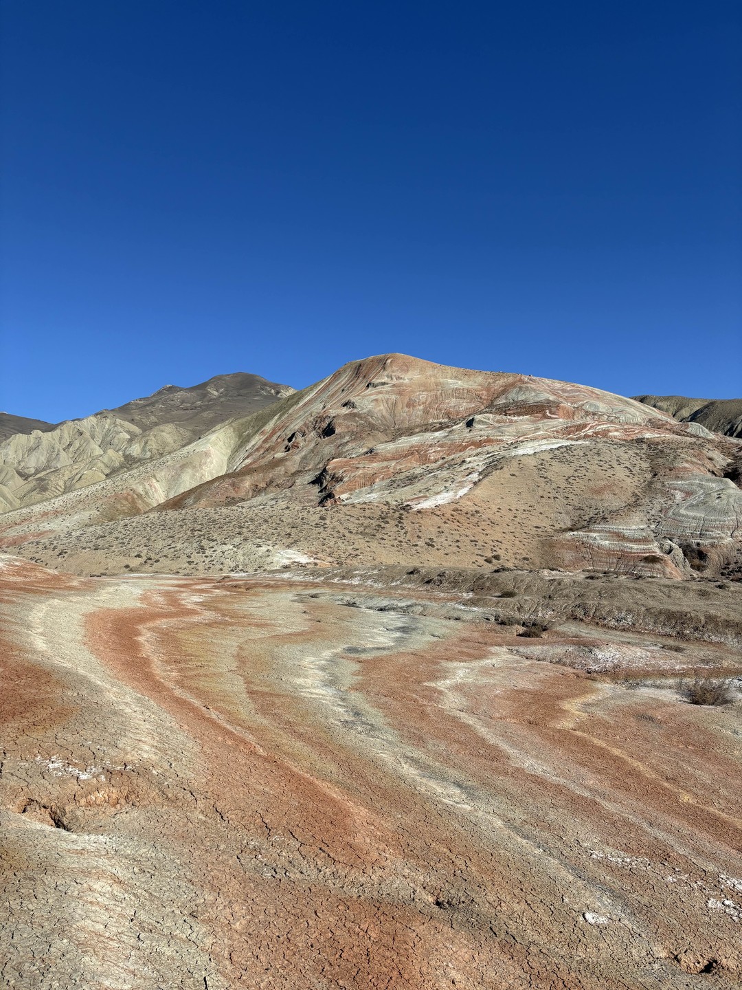 Отличная экскурсия, приятный гид Октай. Стараются, добродушные. Понравилась гора Бишбармак и Агатовые горы. Розовое озеро не