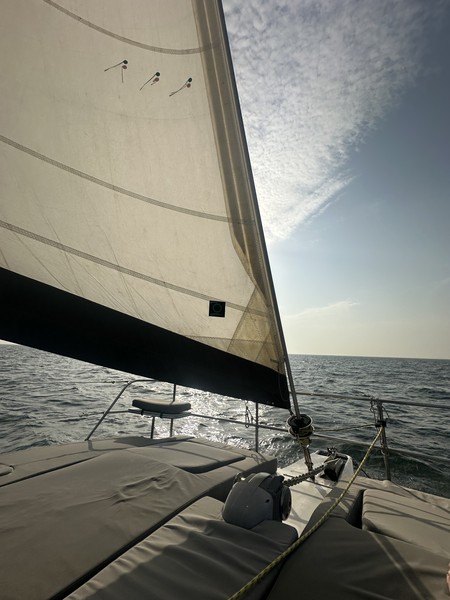 великолепная прогулка под парусом! замечательная организация у ребят - все рассказали, дали инструкции, очень комфортная в