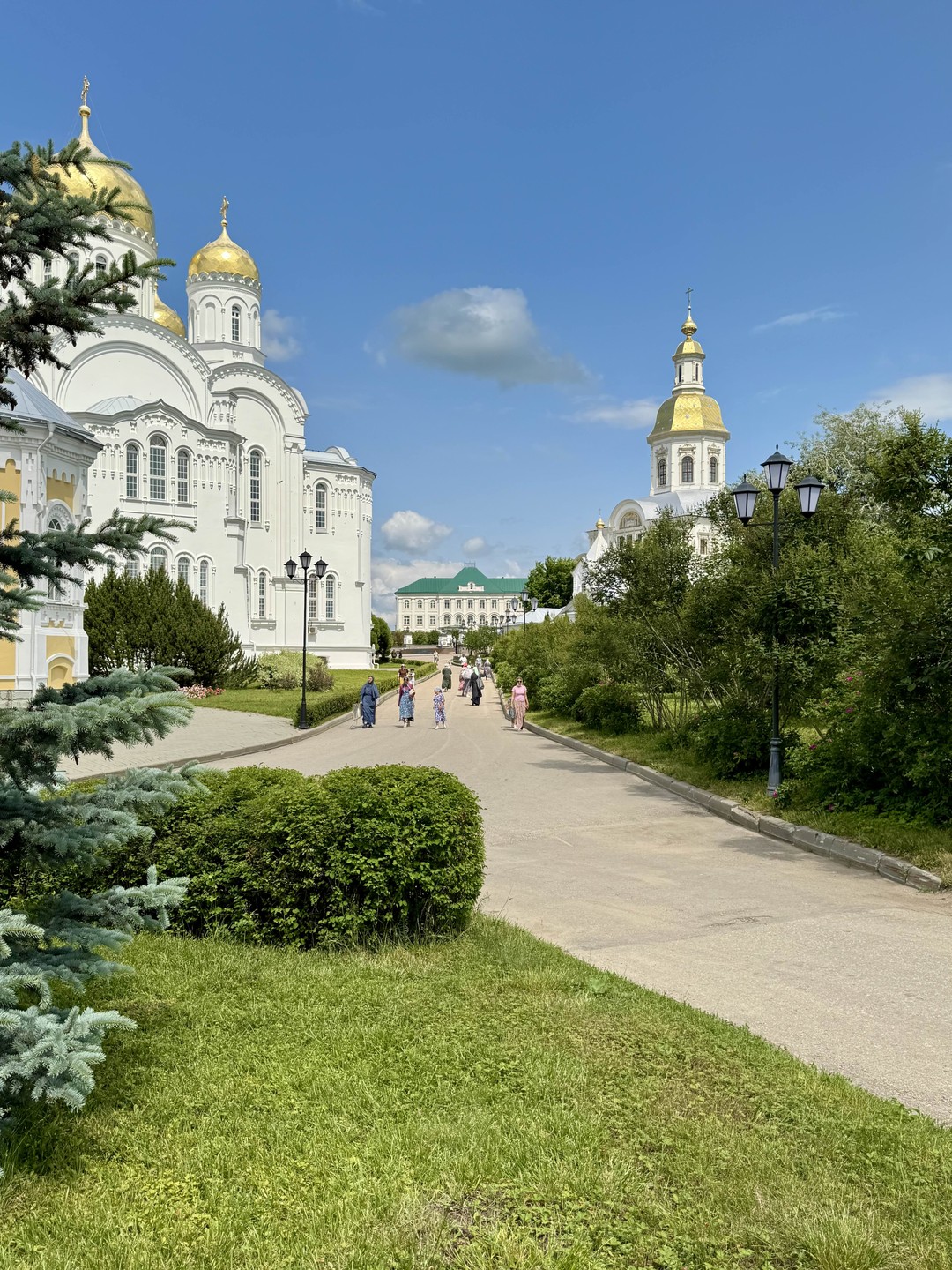 Александр прекрасно провел экскурсию по территории монастыря. Рассказ и повествования интересны и познавательны. Точно берите время