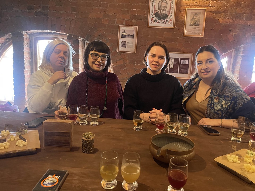 У нас была большая компания, 11 человек