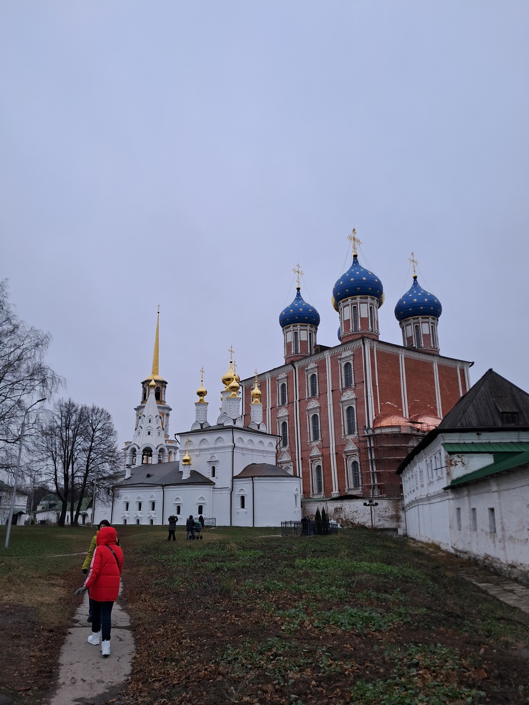 Экскурсовод Инна прекрасно знает свой город, все его укромные уютные дворики и закоулочки, его многовековую историю,