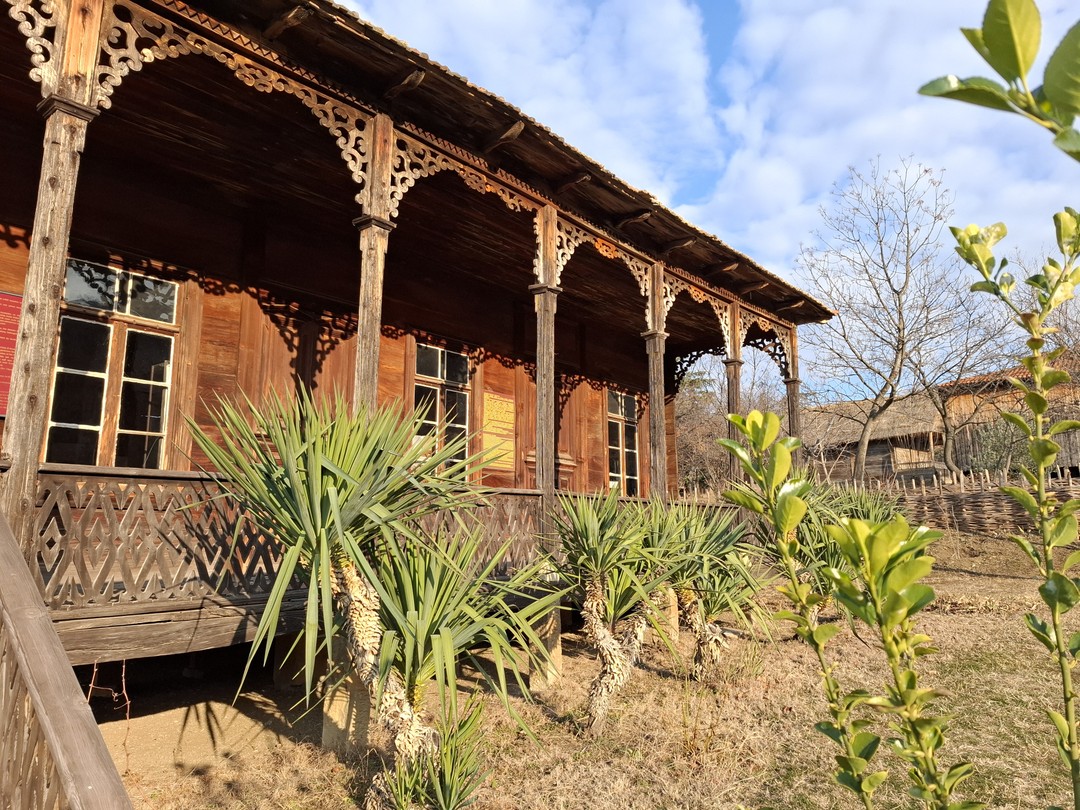 Леван хороший гид-проводник, спокойный по характеру и тактичный. Завёз дополнительно в 3 места (по моей просьбе)