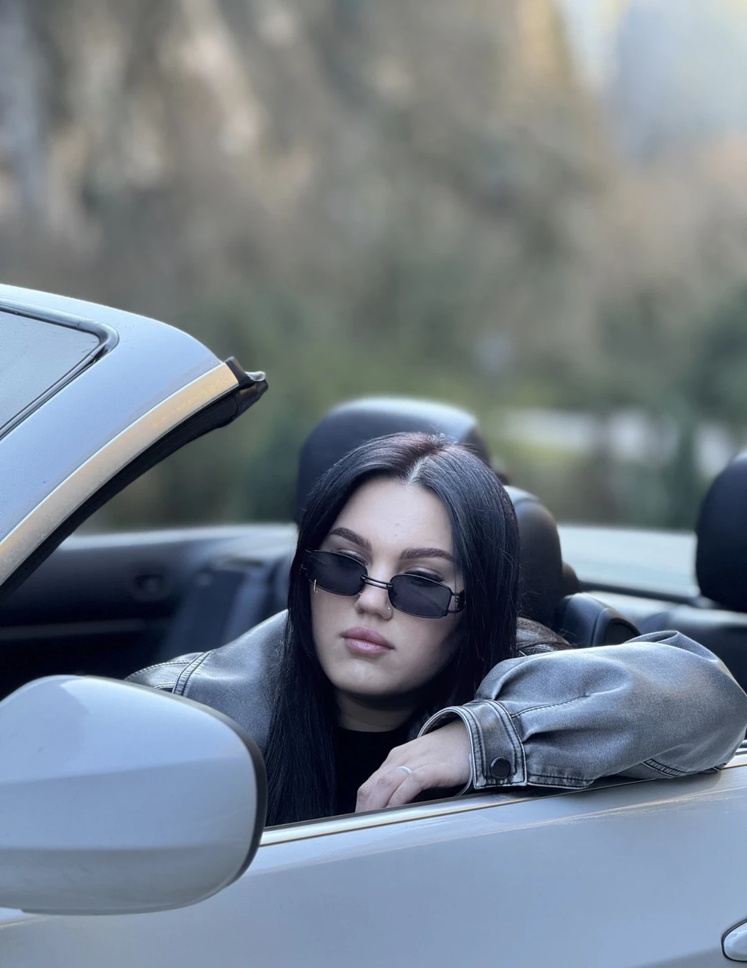 Хочу поделиться своими невероятными впечатлениями от прогулки на кабриолете, которую нам провел замечательный гид Адгур! Это было просто волшебно!