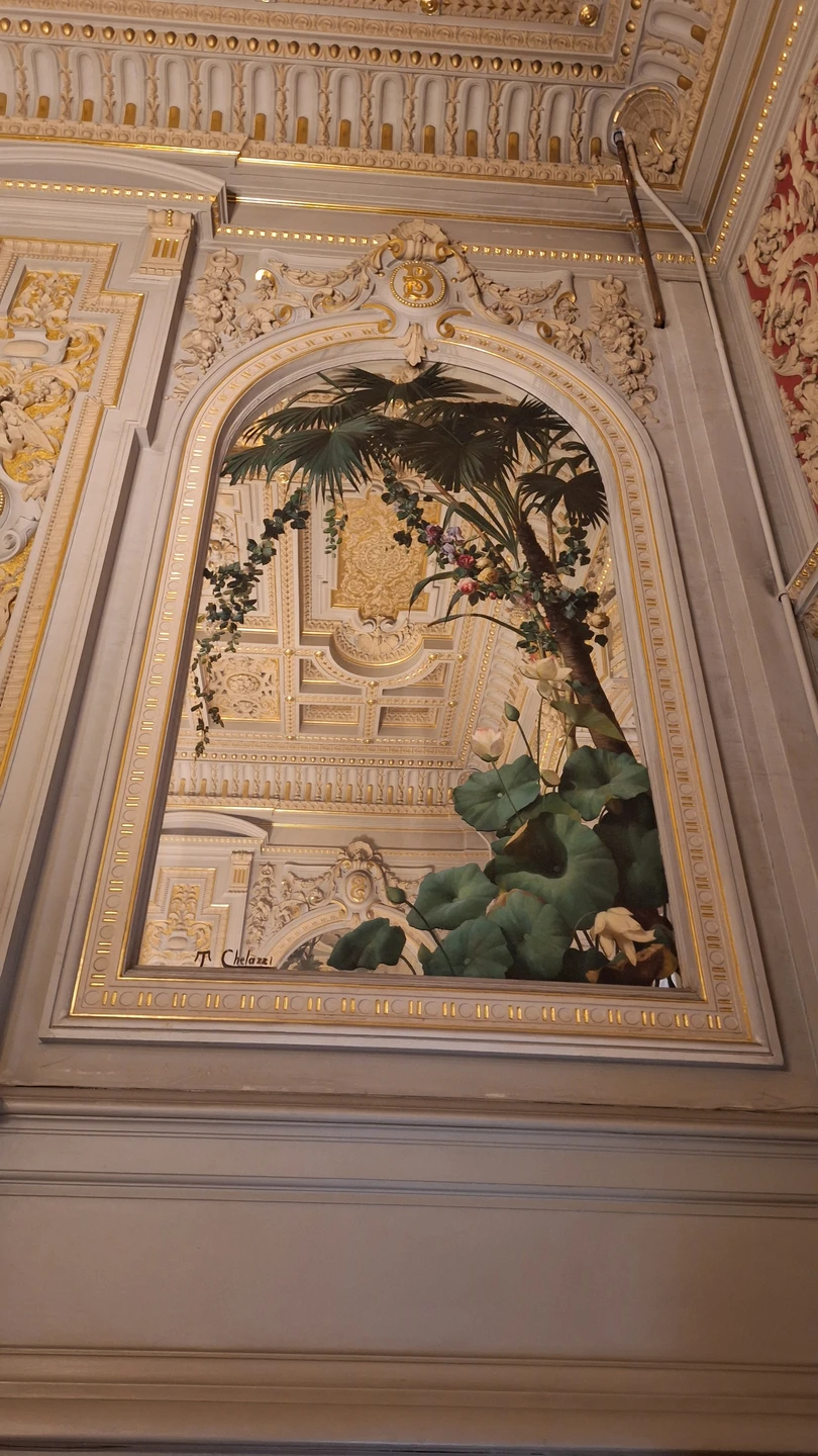 Шикарнейший дворец,отлично сохранившийся,т. к. на протяжении века не переходил из рук в руки,а принадлежит Дому ученых. Отличный экскурсовод