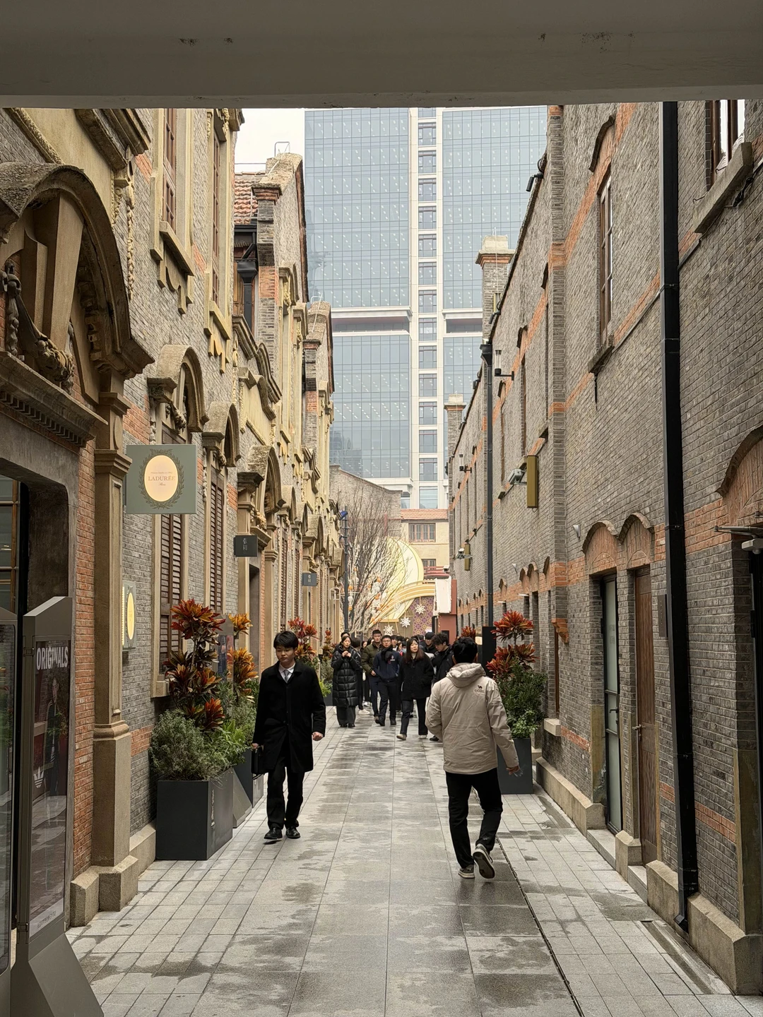 Были в Шанхае проездом. Прилетели в 7 утра, Гордей встретил нас в аэропорту и помог сдать багаж