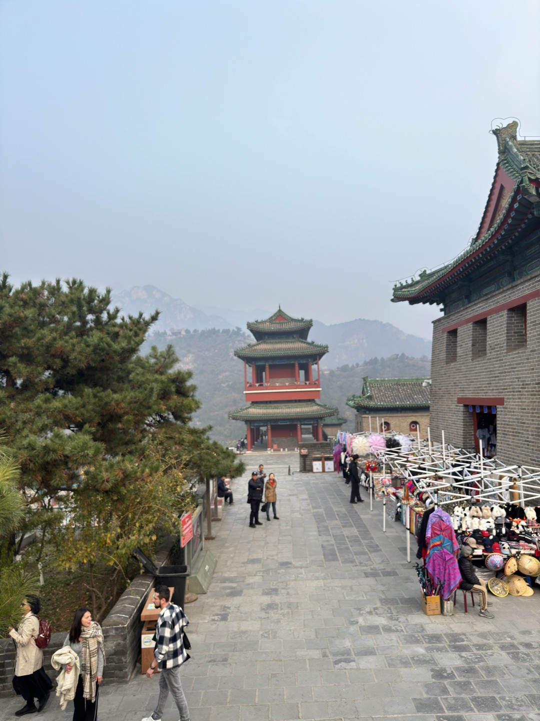 Были в восторге. Нас встретили из аэропорта и сразу повезли на экскурсию. Экскурсовод Юрий коммуникабельный, общительный