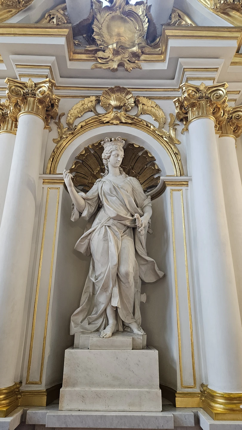 Взяла этот квест для первого знакомства с Эрмитажем ребенка 11 лет. Это было верное решение! В