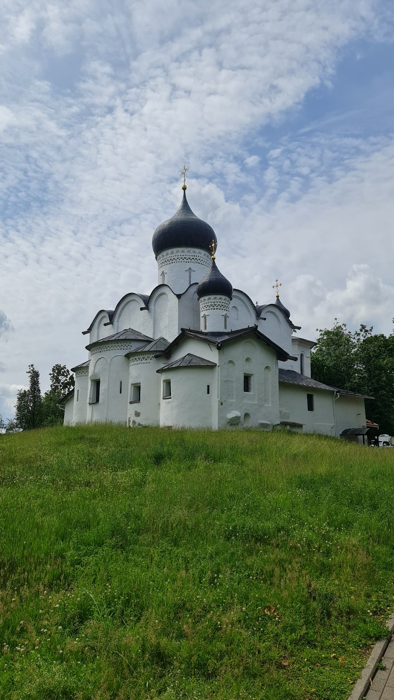 Пешая часть слегка растянута. Если бы всё провести на автобусе, уложились бы часа в 4, думаю