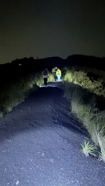 Потрясающие впечатления от подьема а вулкан. В 2 часа ночи за нами приехала машина, стартовали из