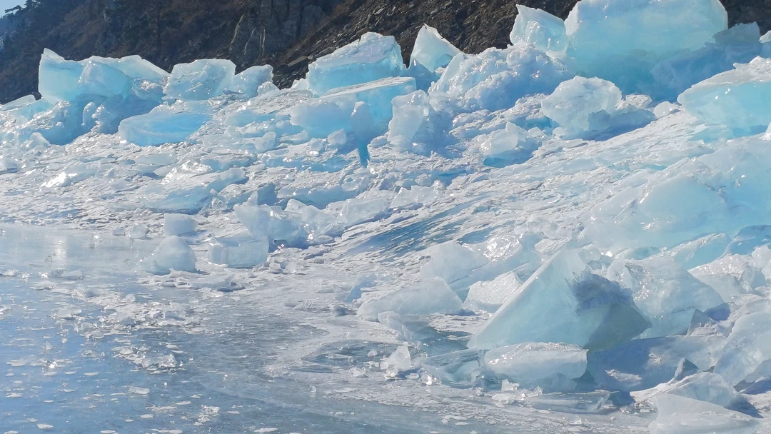 Потрясающая поездка! Зимний Байкал - это чистый восторг. Программа интересная и очень насыщенная, побывали в местах