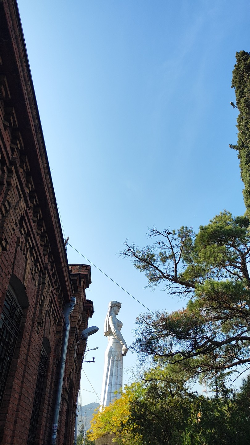 Я была на пешей экскурсии по Тбилиси вместе с сестрой и мамой — и это было