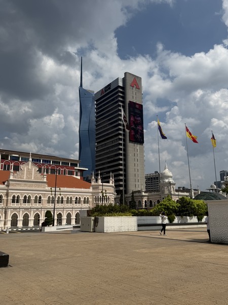 Впечатления от поездки совпали с нашим ожиданием ярких картинок и необычных мест. Куала-Лумпур находится практически у