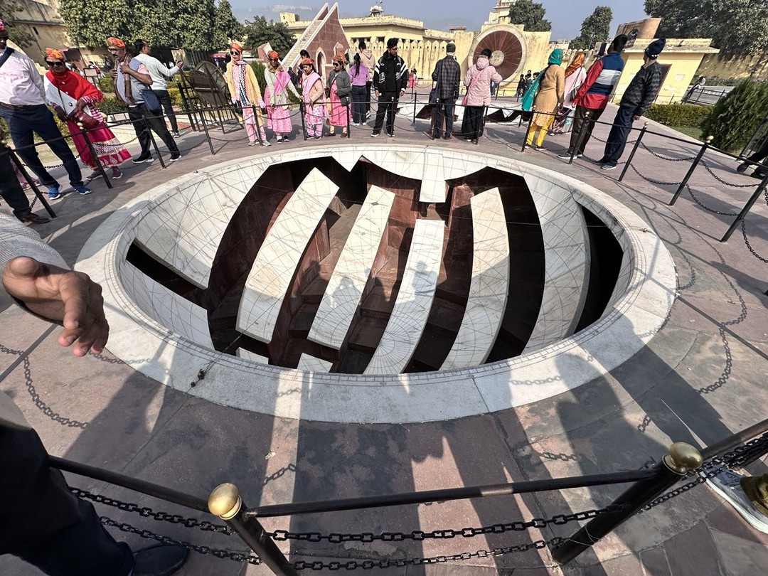 Была в январе в Джайпуре. Погода была солнечная и относительно теплая