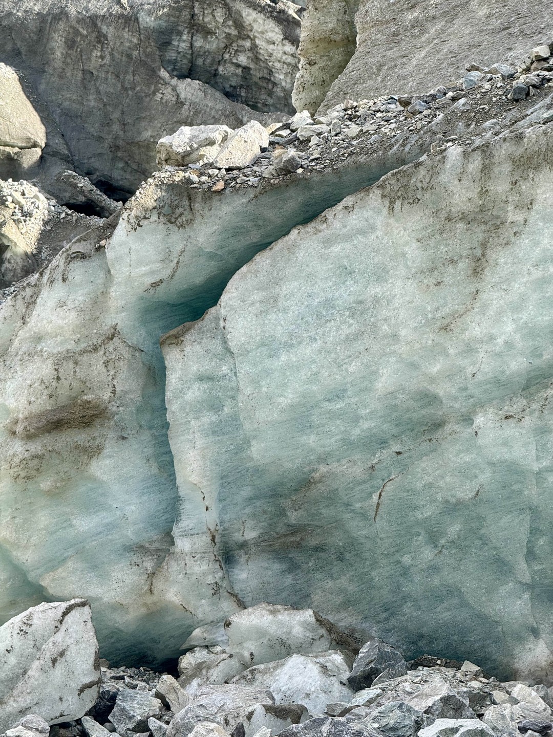 18 октября 2025 мы прошли путь до Цейского ледника и обратно, с гидом Валерой. Маршрут очень