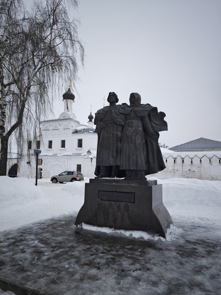 Экскурсия нам понравилась! Знакомство с городом прошло легко, без спешки. Посетили монастыри, сходили к Богатырю, по