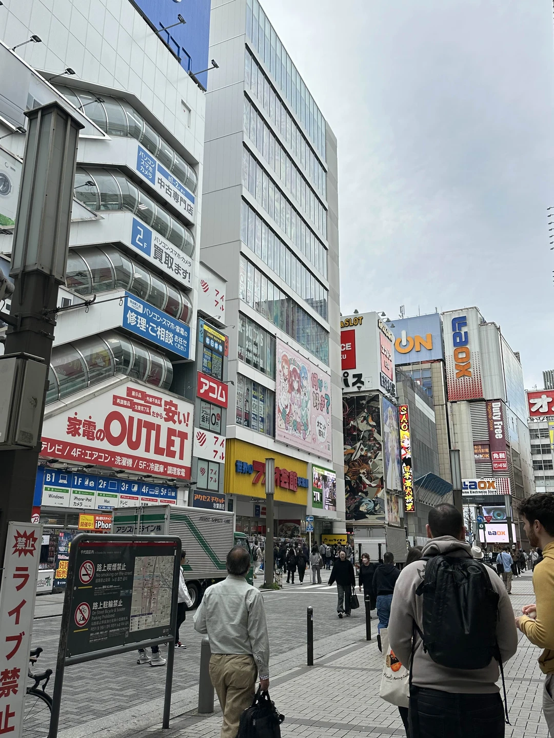 Ксения очень приятная девушка, рассказала много интересного, провела по всему району Акихабаоа, мы были с детьми