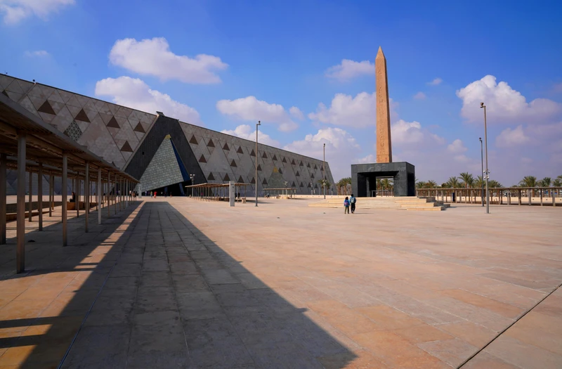 Большой Египетский музей в Гизе и пирамиды - из Марса-Аламы