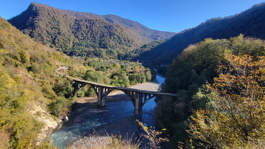 Очень живописные места! Хорошие машины, профессиональные водители. К водопадам подниматься в гору по бездорожью. Так гид