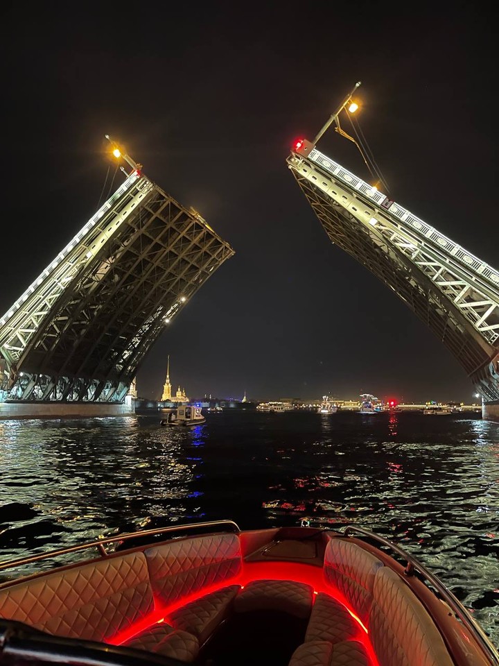 Спасибо капитану Егору за чудесную экскурсию на разводные мосты!