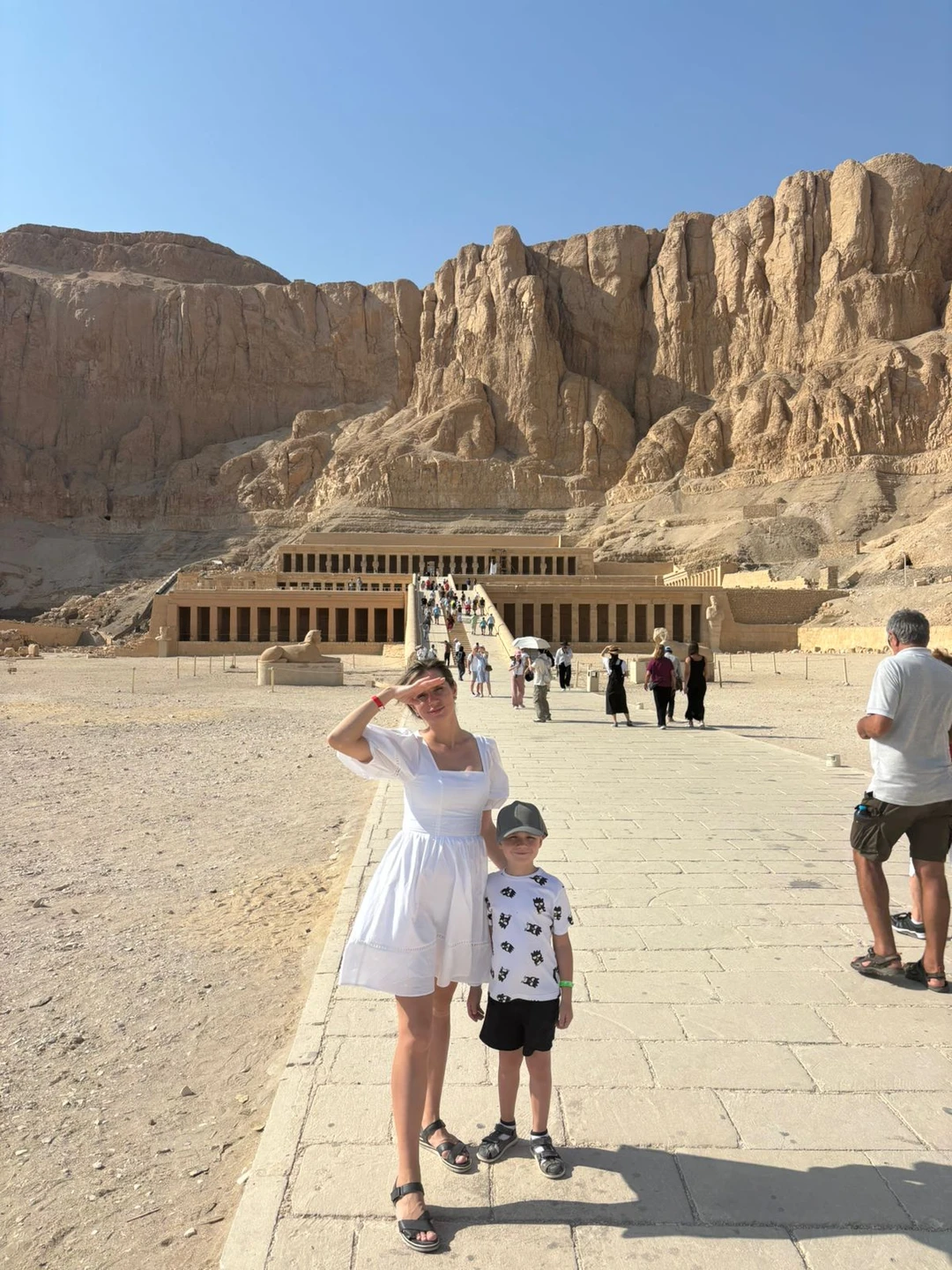 Наше приключение началось в 3 утра: за нами (я и ребенок) приехал вежливый водитель (англоговорящий) и