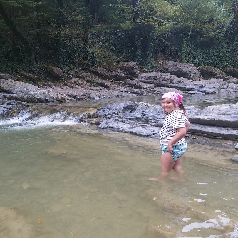 Ездили вдвоём с 6 ти летней дочкой. Забрал наш гид Сергей нас от отеля, тк отдыхаем