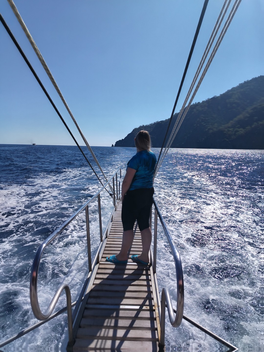 Красивый остров с чистейшей водой и прекрасными видами. Берите с собой аква-обувь - пляж галечный, босиком