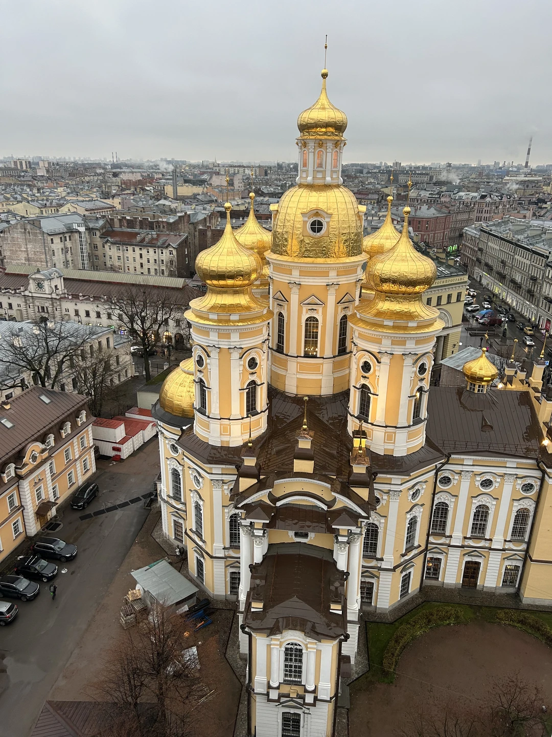 У нас был экскурсовод Светлана, все было прекрасно организовано. Светлана - интересный рассказчик и очень приятный